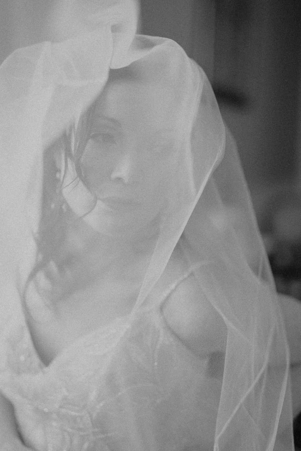 b/w bride portrait